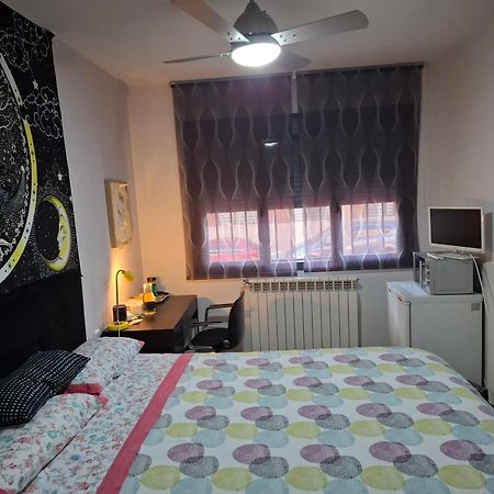 Habitaciones Individuales Wifi Tv Microondas Cerca Del Aeropuerto Madrid Habitacion Grande Wc Privado O Habitacion Pequena Wc Compartido Muy Tranquilas Bien Comunicadas Tren Metro Bus Facil Aparcamiento San Sebastián de los Reyes Eksteriør bilde