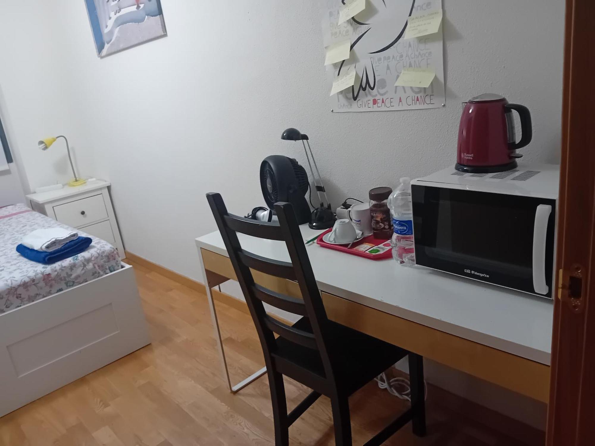 Habitaciones Individuales Wifi Tv Microondas Cerca Del Aeropuerto Madrid Habitacion Grande Wc Privado O Habitacion Pequena Wc Compartido Muy Tranquilas Bien Comunicadas Tren Metro Bus Facil Aparcamiento San Sebastián de los Reyes Eksteriør bilde
