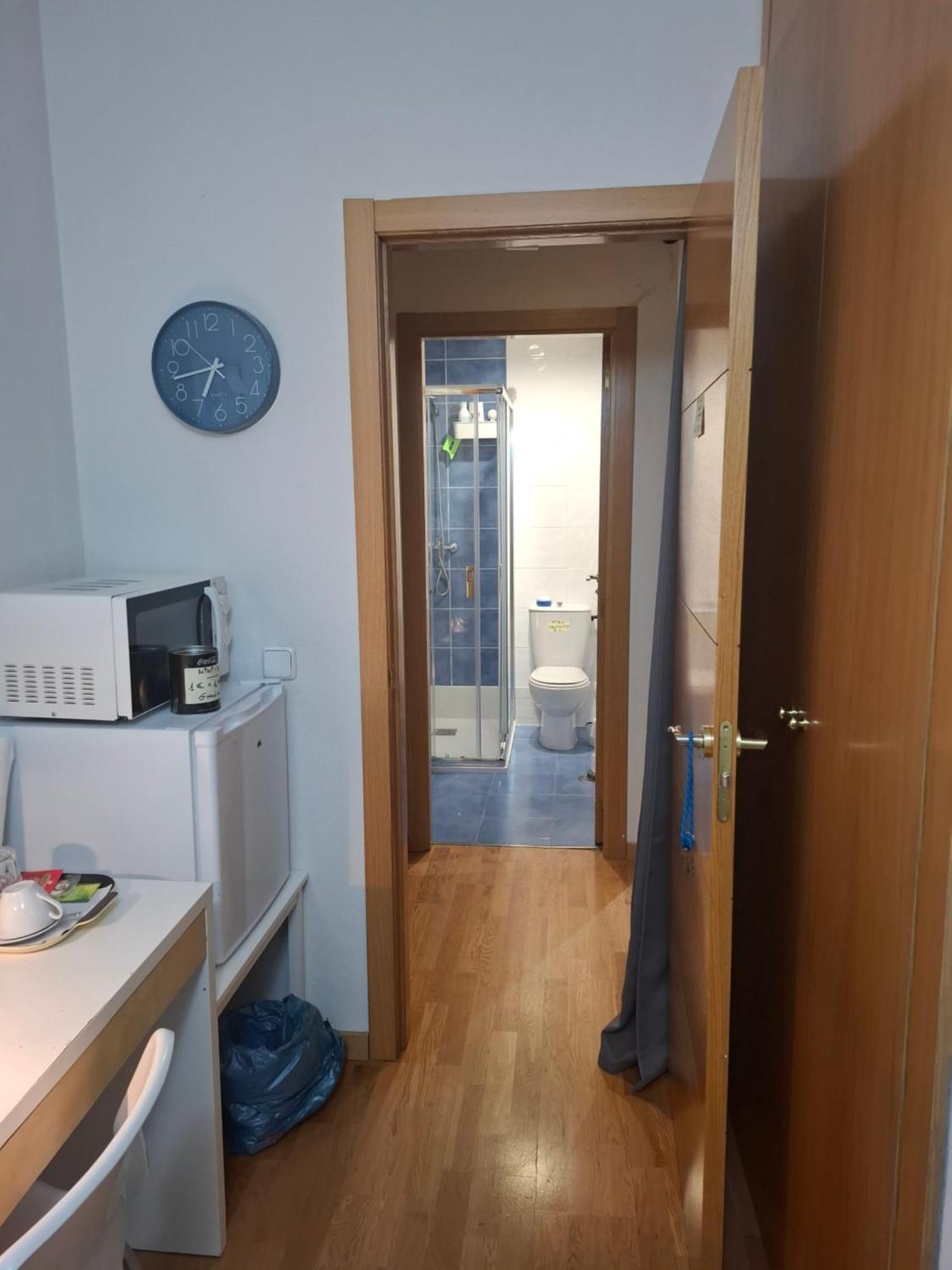 Habitaciones Individuales Wifi Tv Microondas Cerca Del Aeropuerto Madrid Habitacion Grande Wc Privado O Habitacion Pequena Wc Compartido Muy Tranquilas Bien Comunicadas Tren Metro Bus Facil Aparcamiento San Sebastián de los Reyes Eksteriør bilde