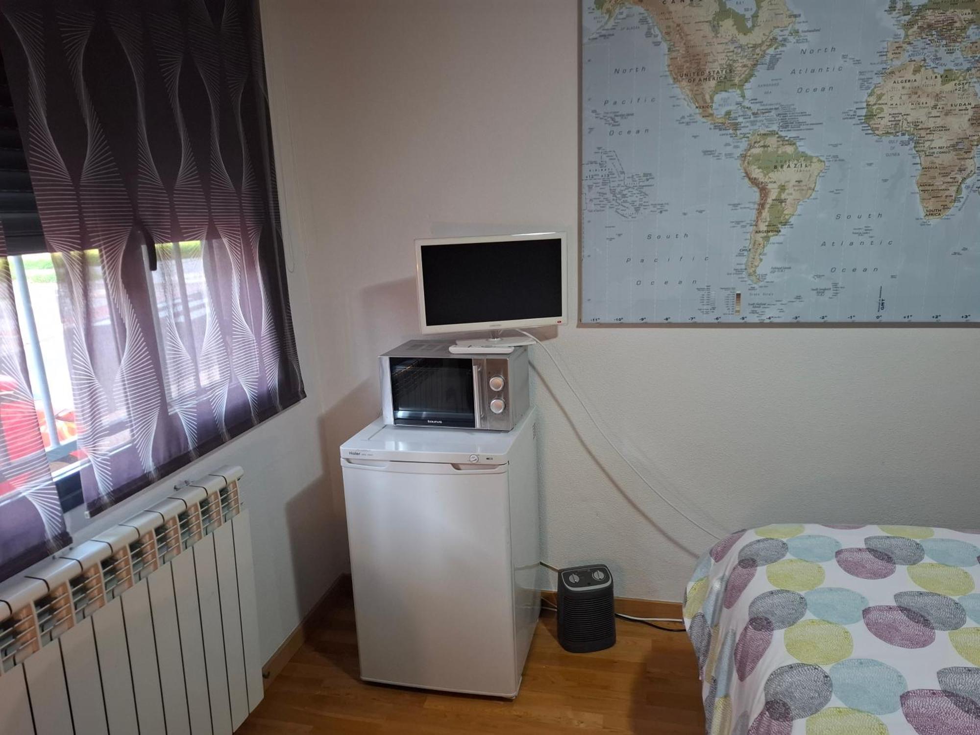 Habitaciones Individuales Wifi Tv Microondas Cerca Del Aeropuerto Madrid Habitacion Grande Wc Privado O Habitacion Pequena Wc Compartido Muy Tranquilas Bien Comunicadas Tren Metro Bus Facil Aparcamiento San Sebastián de los Reyes Eksteriør bilde
