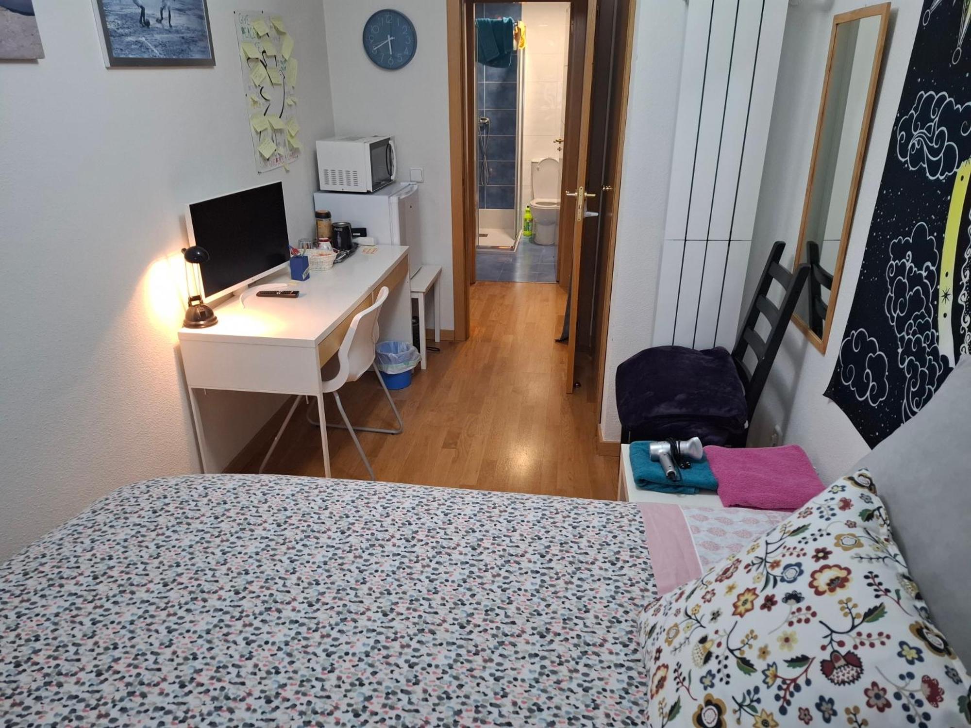 Habitaciones Individuales Wifi Tv Microondas Cerca Del Aeropuerto Madrid Habitacion Grande Wc Privado O Habitacion Pequena Wc Compartido Muy Tranquilas Bien Comunicadas Tren Metro Bus Facil Aparcamiento San Sebastián de los Reyes Eksteriør bilde