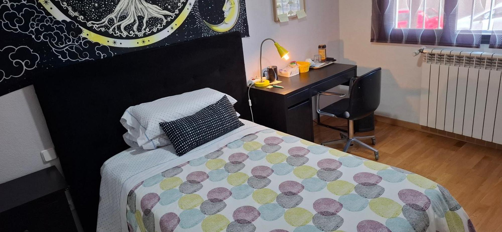 Habitaciones Individuales Wifi Tv Microondas Cerca Del Aeropuerto Madrid Habitacion Grande Wc Privado O Habitacion Pequena Wc Compartido Muy Tranquilas Bien Comunicadas Tren Metro Bus Facil Aparcamiento San Sebastián de los Reyes Eksteriør bilde